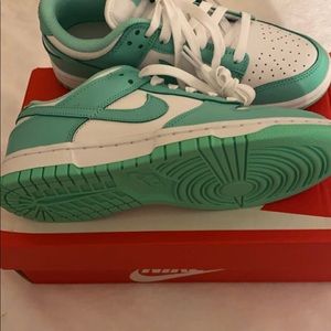 Is a brand new authentic shoes!!! Size 6.5 for woman’s